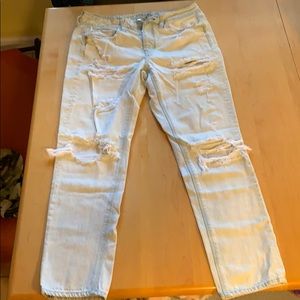 EUC American Eagle tomgirl white destroyed